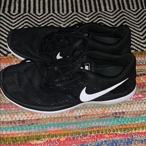 Nike black men’s running shoes size 10